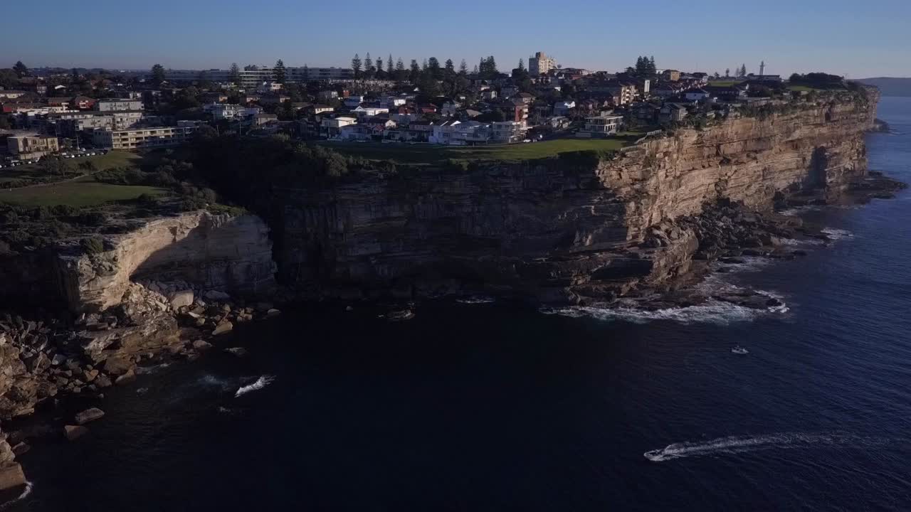 아름다운 경치를 감상할 수 있는 공중 역비행은 바다 해안 절벽과 한 척의 어선이 다이아몬드 베이 현장에 나타납니다.