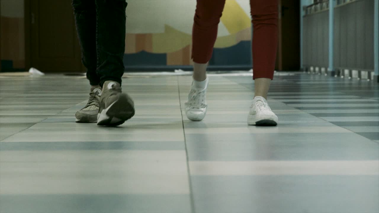 비어 있는 복도 에서 는 사람 들