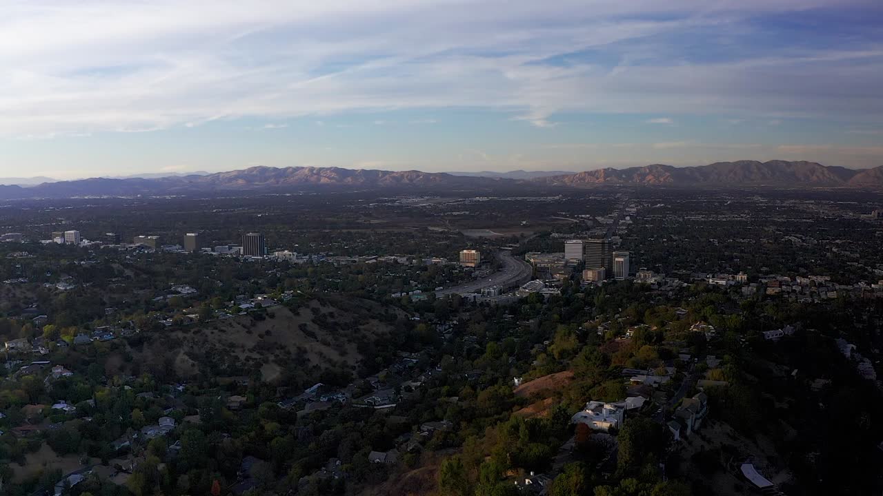 toma amplia aérea de ventura blvd.