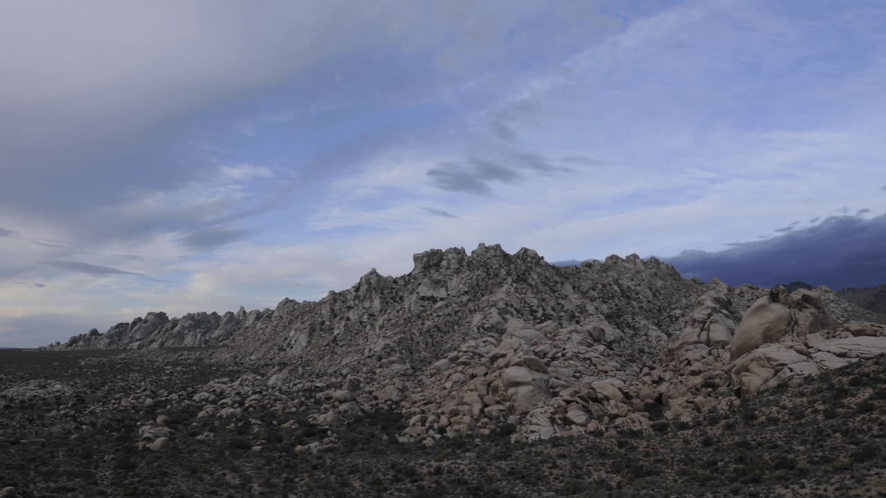 모하비 국립 보존 캘리포니아의 화강암 산 위로 폭풍 구름의 시간 경과