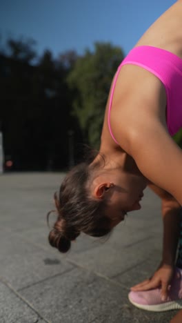 mujer estirándose al aire libre