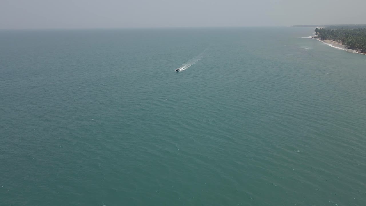 toma aérea de drones de lancha rápida acercándose