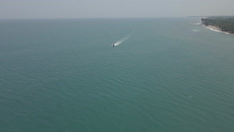 toma aérea de drones de lancha rápida acercándose