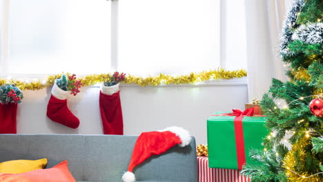animación de decoraciones de navidad y árbol sobre la ventana