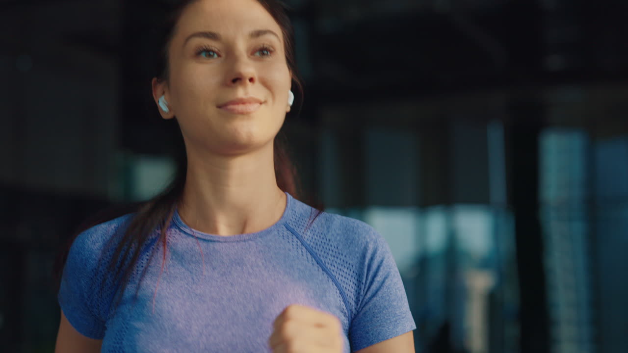 mujer haciendo ejercicio en la cinta de correr en el gimnasio