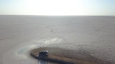 En-Algún-Lugar-De-La-Nada,-En-Algún-Lugar-Del-Fin-Del-Mundo,-En-Algún-Lugar-Del-Color-Blanco,-Lago-Salado