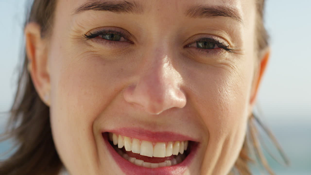 행복하고, 무관심하고, 미소 짓는 여자, 재미있게 지내고