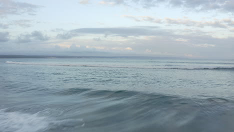 Blue-Ocean-Waves-Rolling-On-The-Beautiful-Beach-In-Vleesbaai,-Western-Cape,-South-Africa