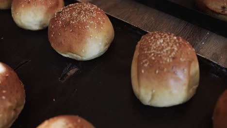 Nahaufnahme-Frischer-Brötchen-In-Reihe-Mit-Mohn-In-Zeitlupe