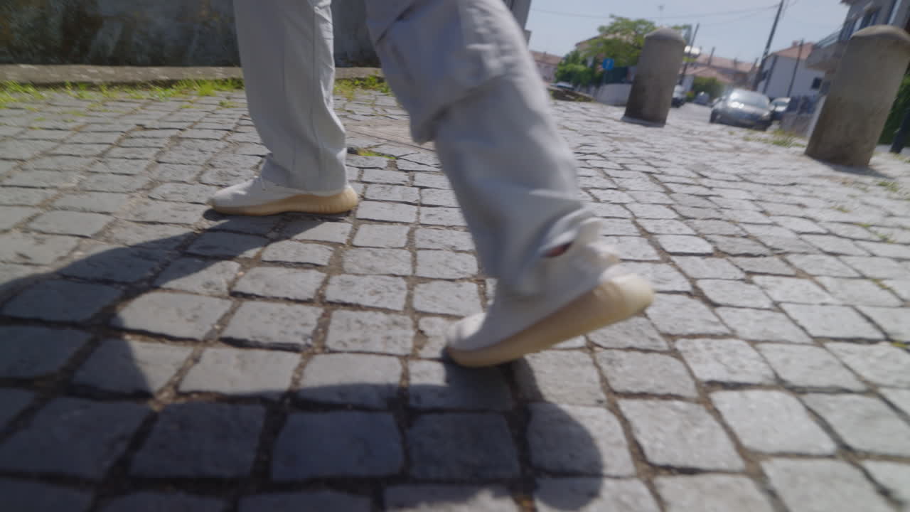 자갈로 된 거리에서 고 있는 사람