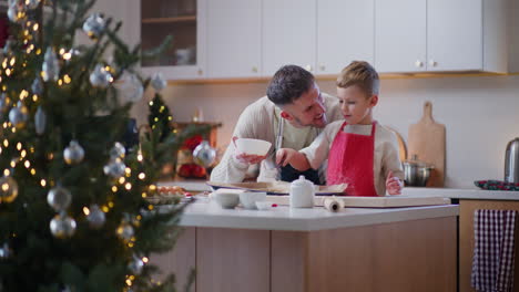 padre e hijo hornean galletas juntos para las fiestas