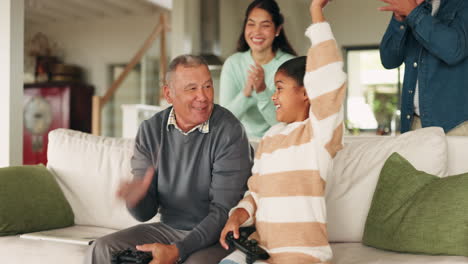 Juegos,-Familia-Y-Hogar-Con-Celebración.