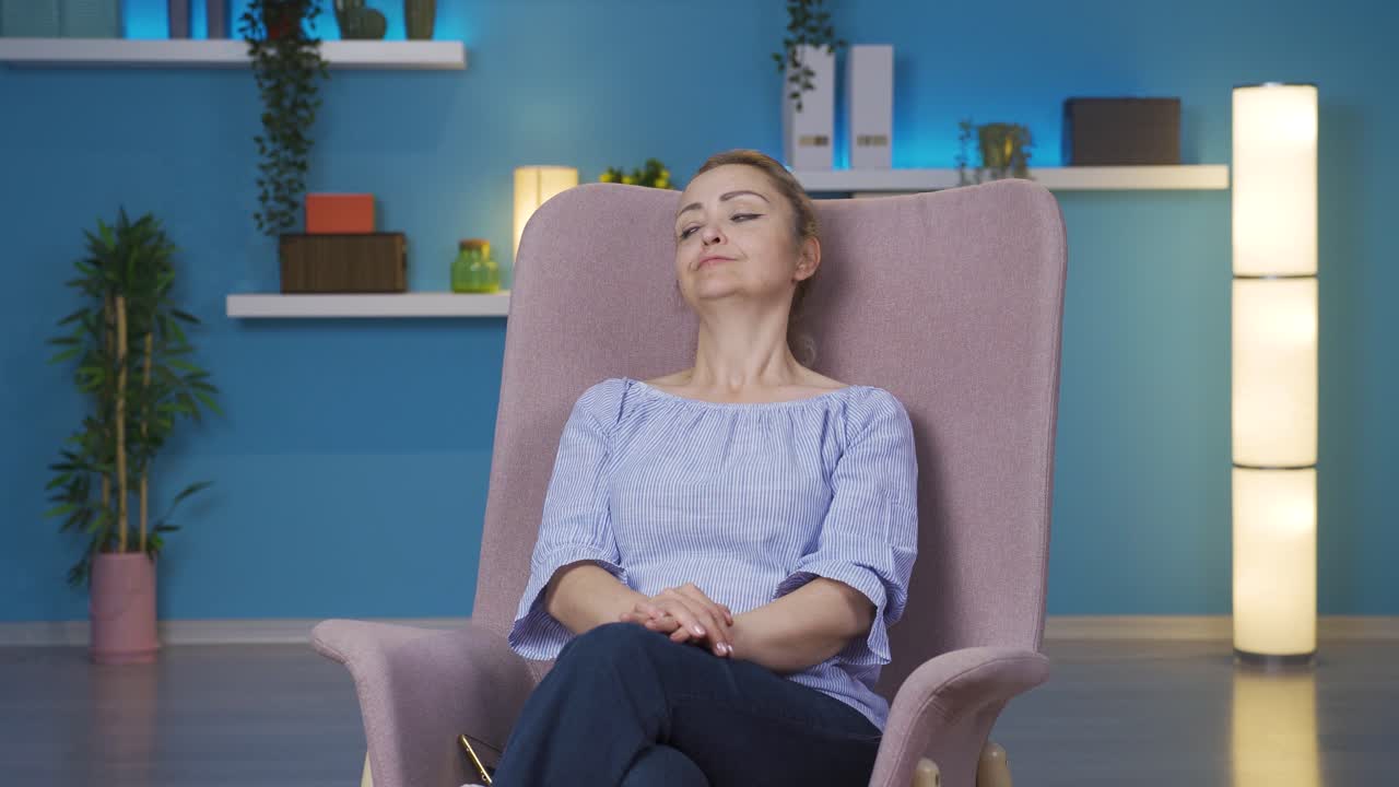 침착하고 평화로운 여성.