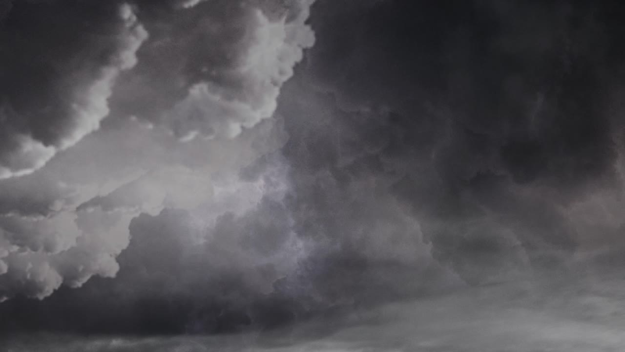 vista de entra en las profundidades de las nubes en el cielo oscuro.