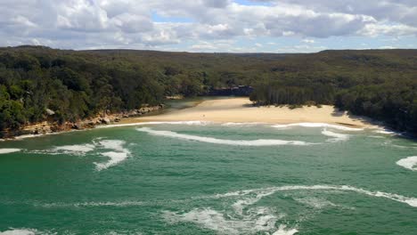 Playa-Vacía-De-Wattamolla-Rodeada-De-Densos-Bosques-En-El-Parque-Nacional-Real,-Sydney,-Nsw,-Australia