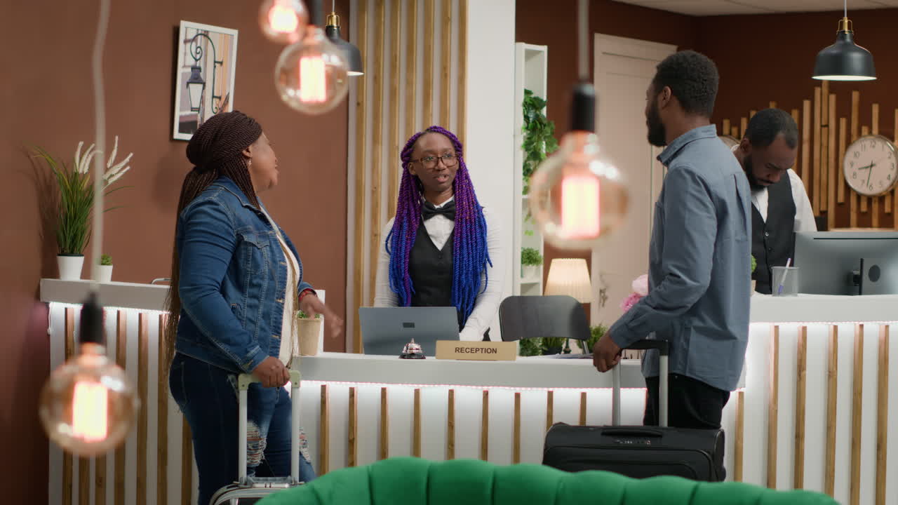 el conserje del hotel saludando a los turistas