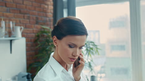 Mujer-De-Negocios-Llamando-Al-Teléfono-Móvil-En-Casa.-Horario-De-Control-De-Mujer-Atractiva.