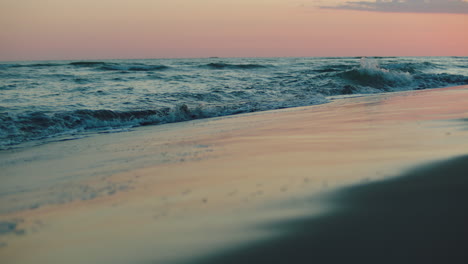 escena de la playa al atardecer