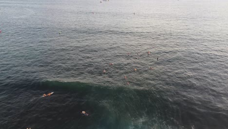 Surfer,-Die-Auf-Hawaii-Auf-Wellen-Im-Wasser-Warten