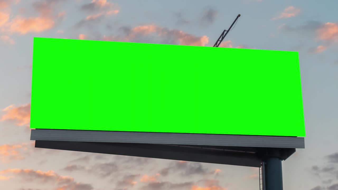 timelapse - cartel verde en blanco y nubes de puesta de sol en movimiento contra el cielo azul
