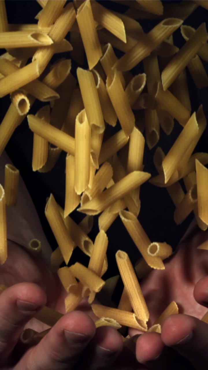 Slow motion di penne che cadono nelle mani.