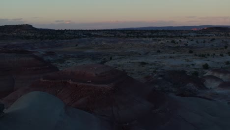 Toma-Aérea-De-Una-Grúa-Con-Cámara-Que-Revela-Colinas-De-Bentonita,-Un-Lugar-Para-Visitar-En-Utah-|-Tiro-Al-Atardecer