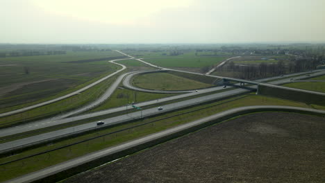 Vista-Aérea-Que-Muestra-La-Nueva-Carretera-Polaca-Y-Caminos-Rurales-En-El-Suburbio-De-Cedry,-Polonia