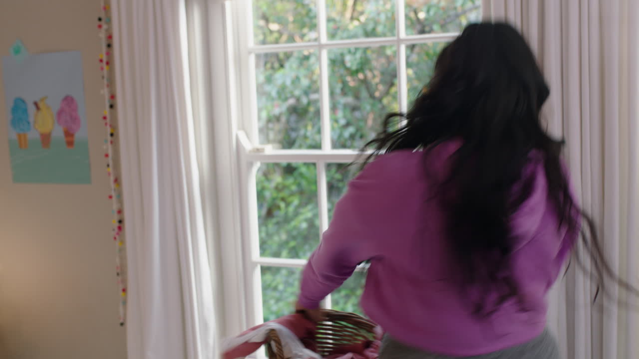 행복한 과체중 십대 소녀 침실에서 춤을 추고 세탁을 청소하고 재미있는 춤을 추고 긍정적인 느낌으로 주말을 축하하고 집에서 잠옷을 입고