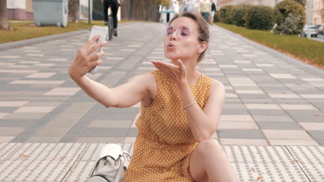 mujer tomando selfies en la ciudad