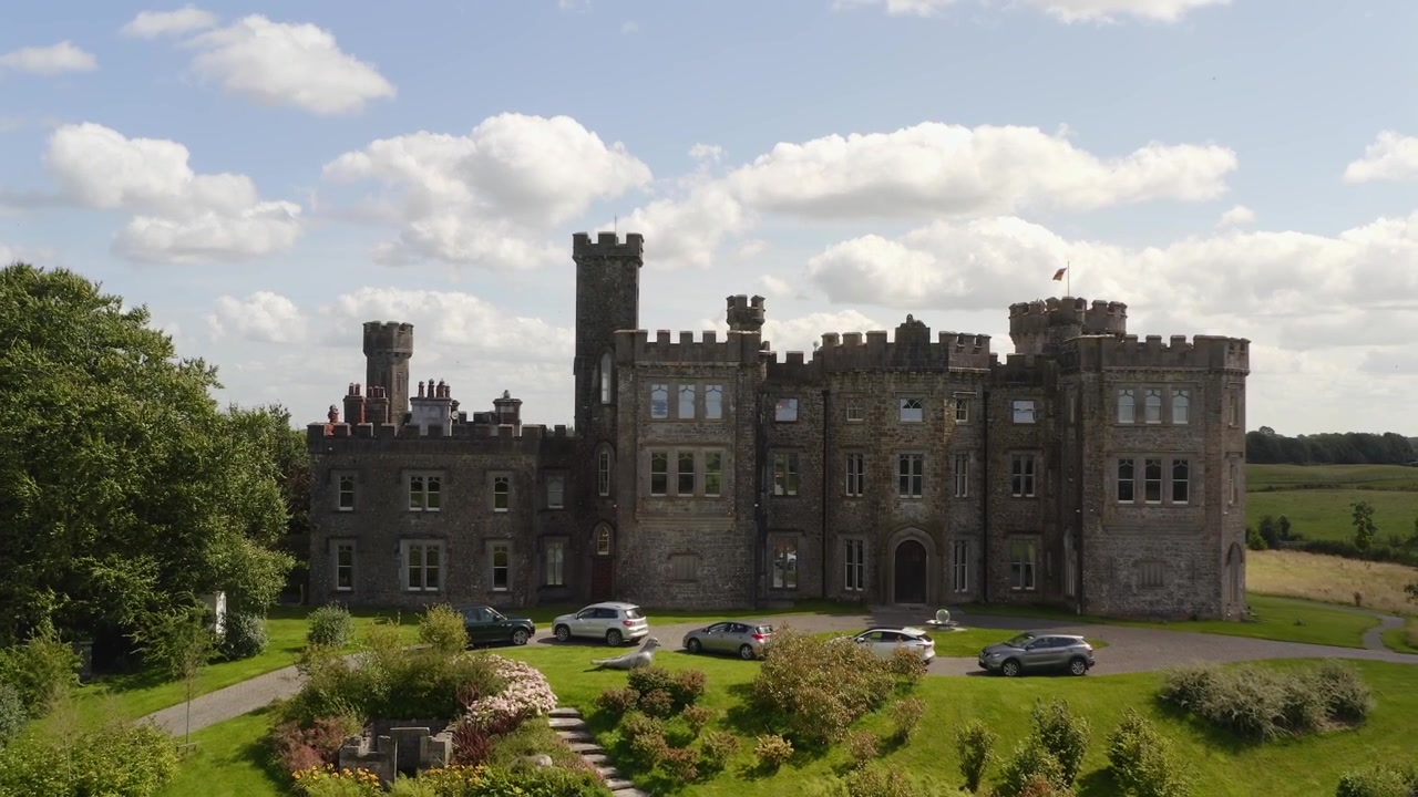 Ripresa aerea panoramica del Castello di Killua nella Contea di Meath in una giornata di sole