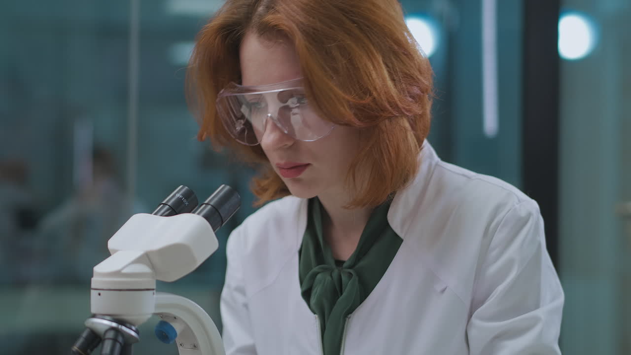 profesional de la salud está probando el análisis de la infección por coronavirus en un laboratorio médico retrato de una mujer experta viróloga y microbióloga