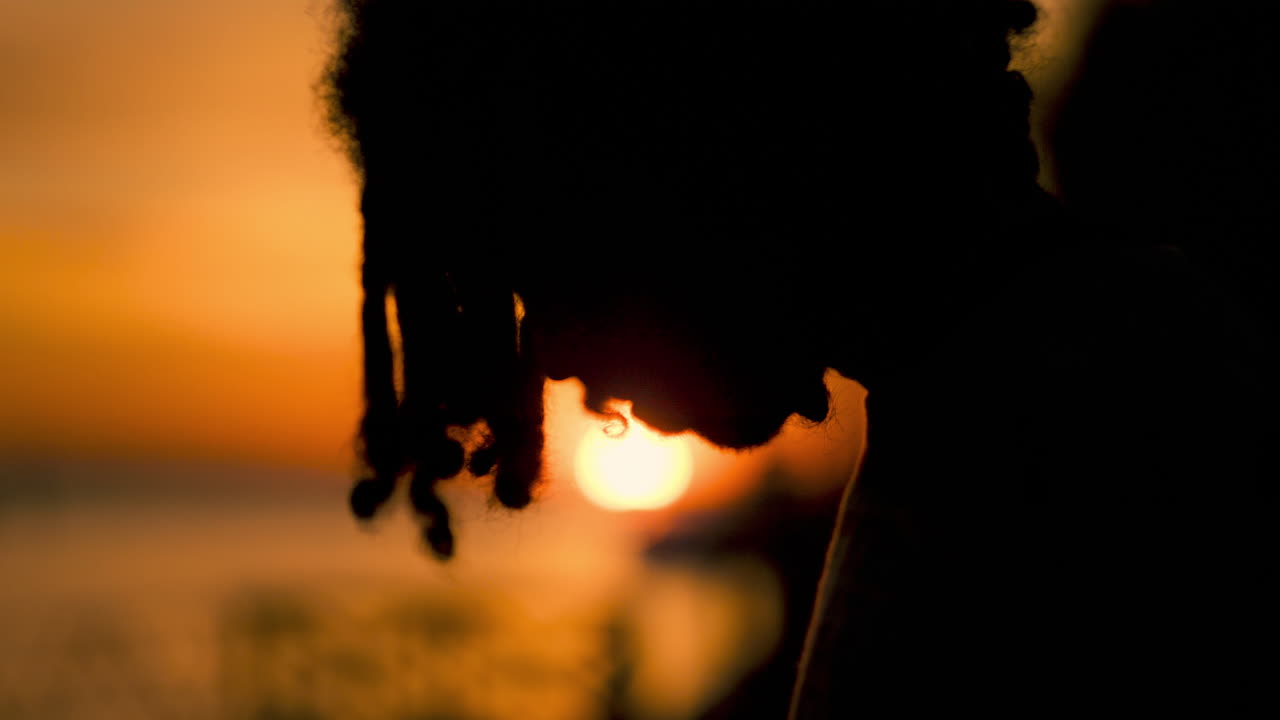 해가 지는 사람 의 실루