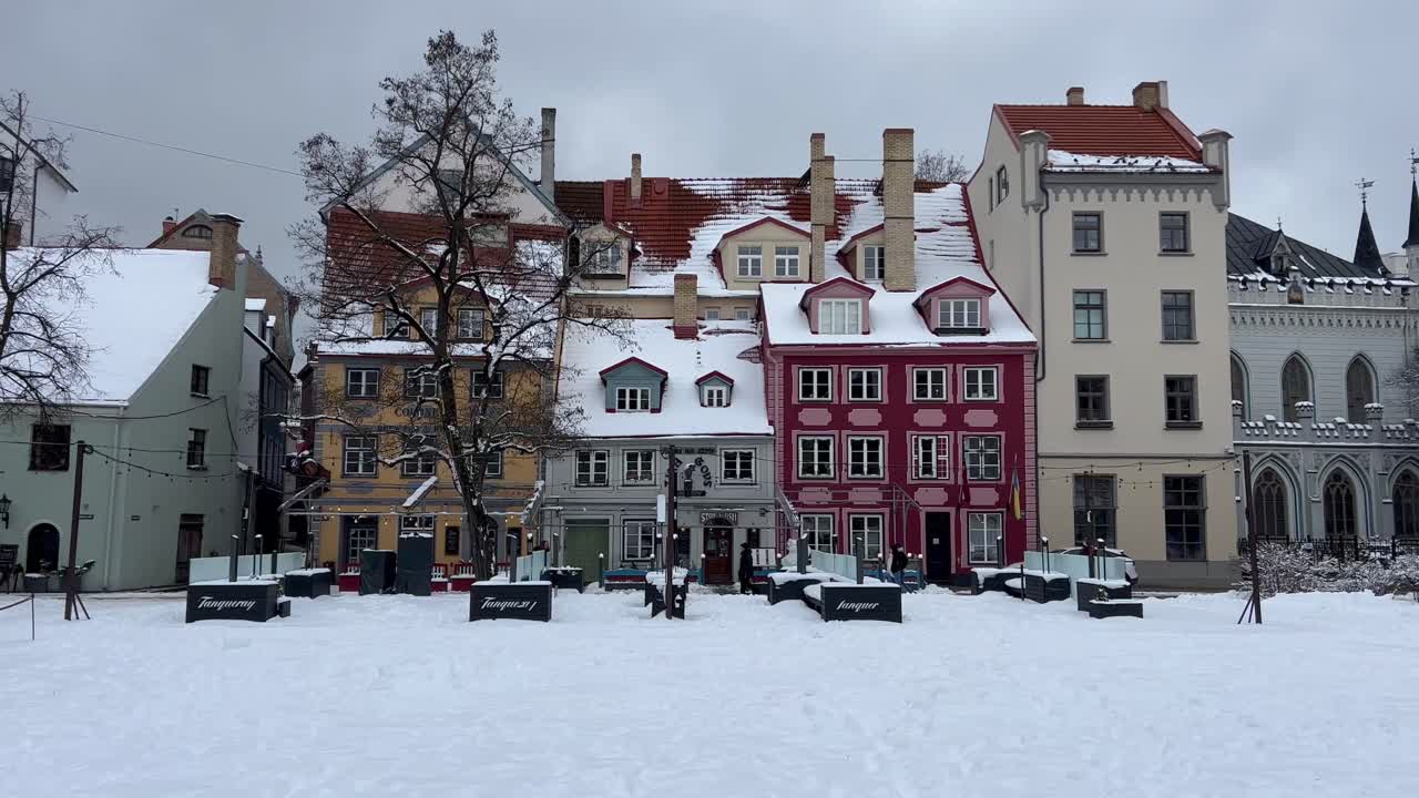 Winter Wonderland in Riga's Old Town: 4K View of Colorful Houses Blanketed in Snow