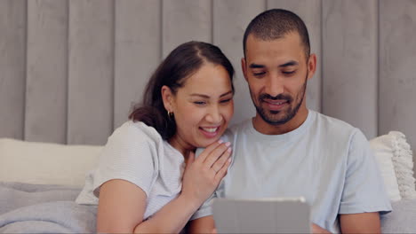 tableta, película o pareja feliz en las redes sociales