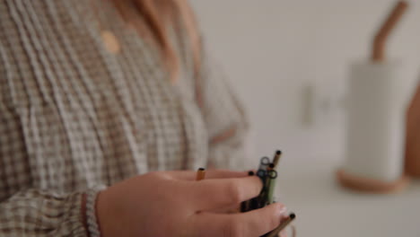 mujer joven recogiendo dos pajitas de metal sostenible para beber de una pequeña bolsa de tela con muchas pajitas de cerca 4k