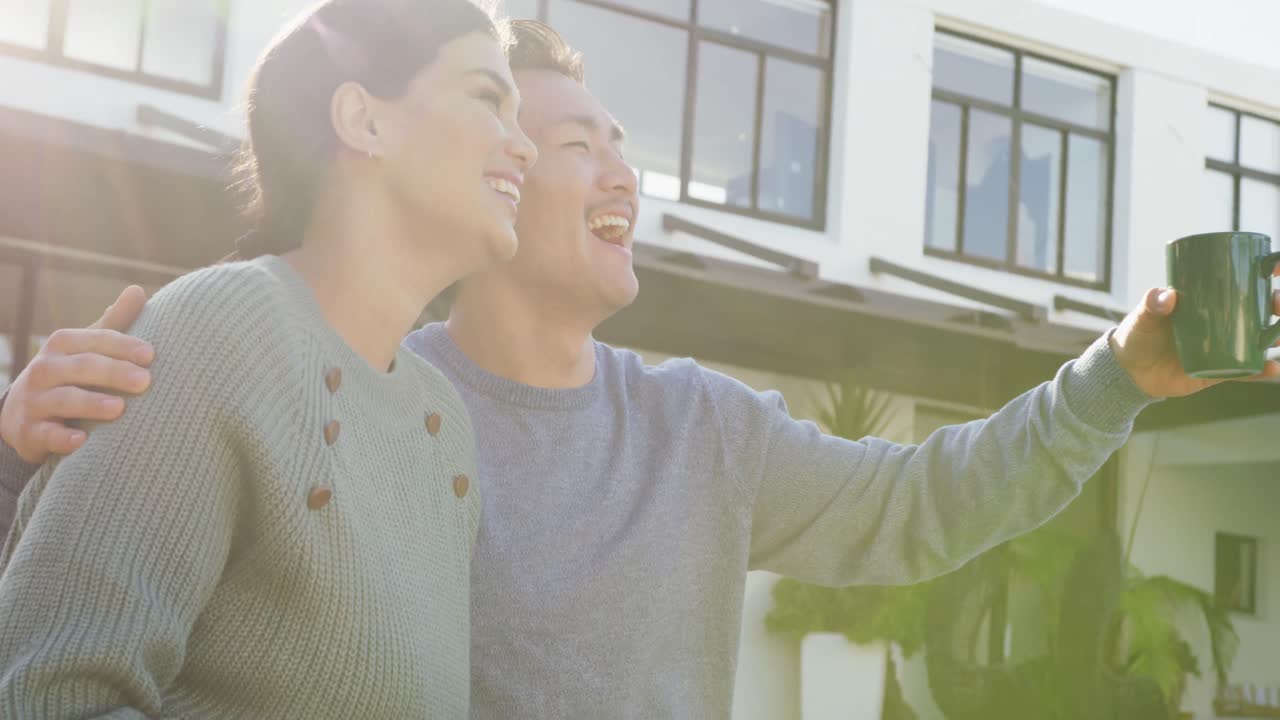 행복 한 다양 한 부부 가 정원 에서 커피 를 마시고 이야기 하는 영상