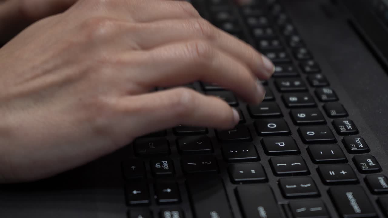 키보드 닫기 보기에 입력하는 여성