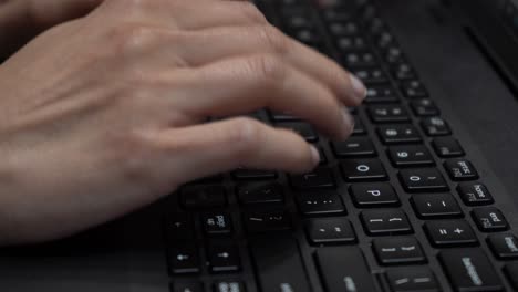 mujer escribiendo en una vista cercana del teclado