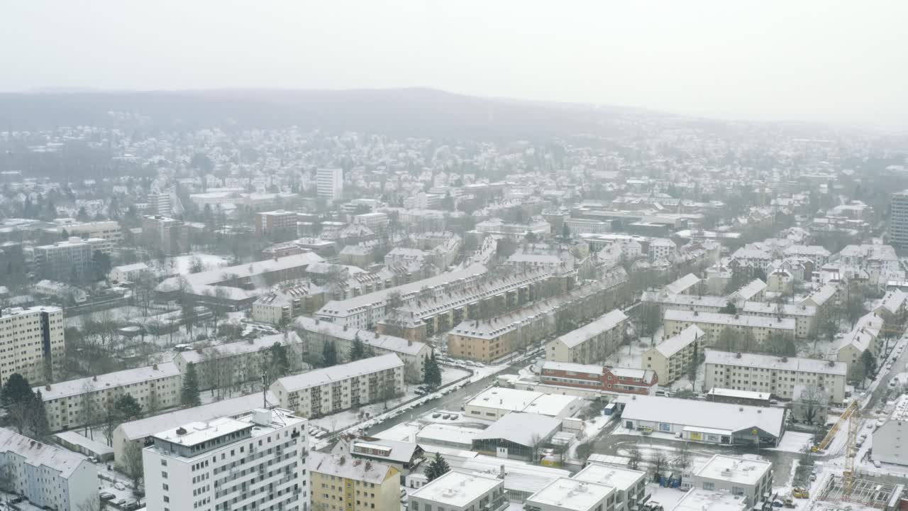 폭설 속에서 겨울 동안 학생 도시 괴팅겐의 드론 공중 전망
