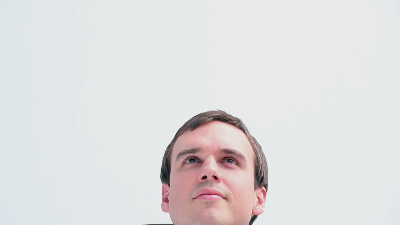 un hombre de negocios serio sentado en una silla giratoria