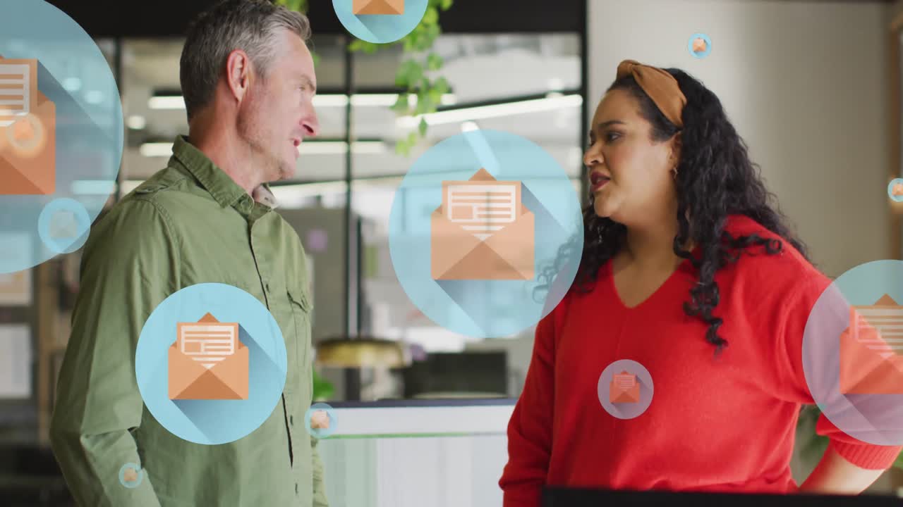 animación de múltiples iconos de mensajes flotando contra diversos hombres y mujeres discutiendo en la oficina.