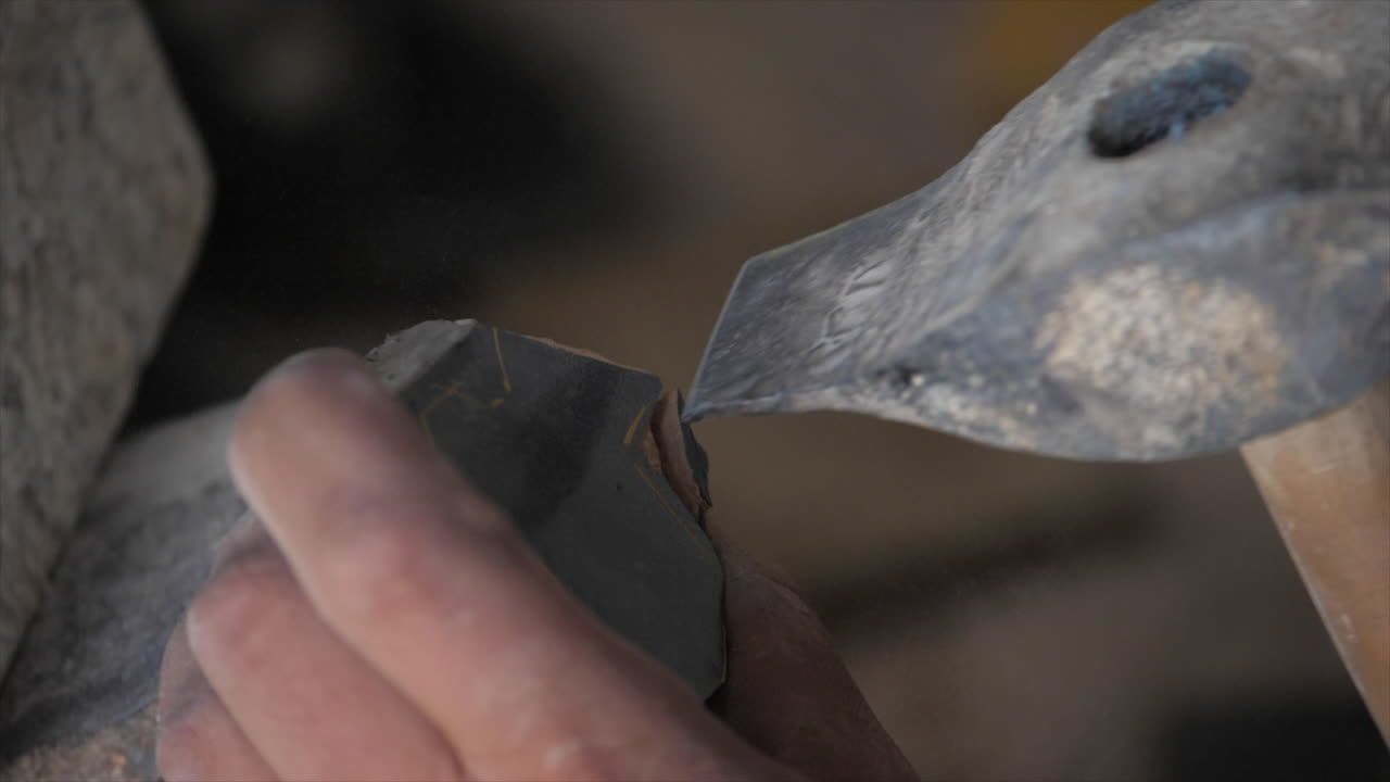 작은 목공 작업장에서 목공 작업을 하는 목수의 슬로우 모션 비디오