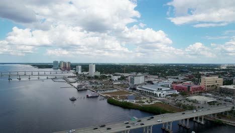 Drohnen-Luftaufnahme-Mit-Schwenk-Nach-Rechts-über-Die-Innenstadt-Von-Fort-Myers,-Florida