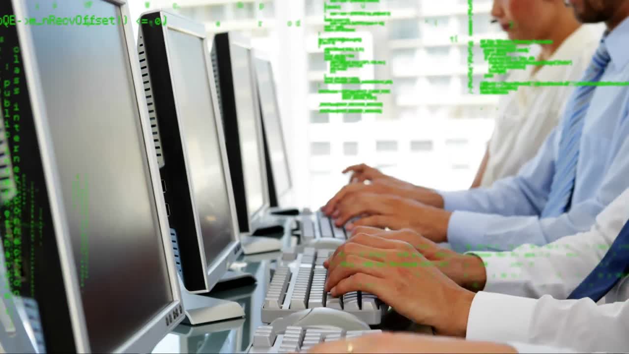 animación del procesamiento de datos financieros sobre personas que llevan auriculares de teléfono