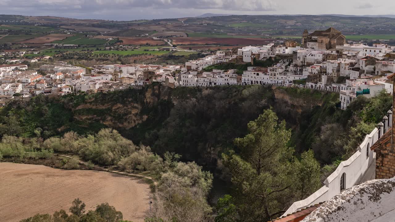 Time-lapse con movimento di tilt verso l'alto sul bellissimo paese di Arcos de la Frontera, in Andalusia, Spagna