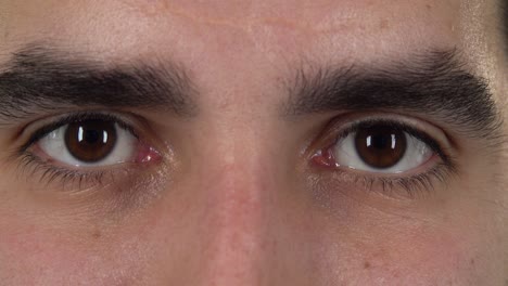 primer plano de un hombre con los ojos abiertos