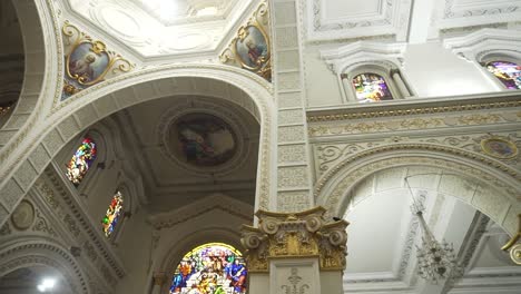 Antigua-Estructura-De-Una-Iglesia-En-Su-Interior,-Llena-De-Mosaicos-Y-Detalles-Religiosos-En-Las-Paredes