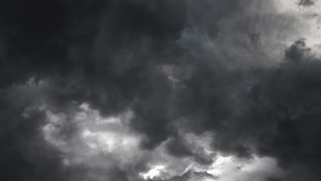 Fuertes-Nubes-De-Tormenta,-Relámpagos-Caen-Por-Delante