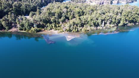 Wunderschöne-Seeküste-Mit-Grünem-Wald,-Luftaufnahme