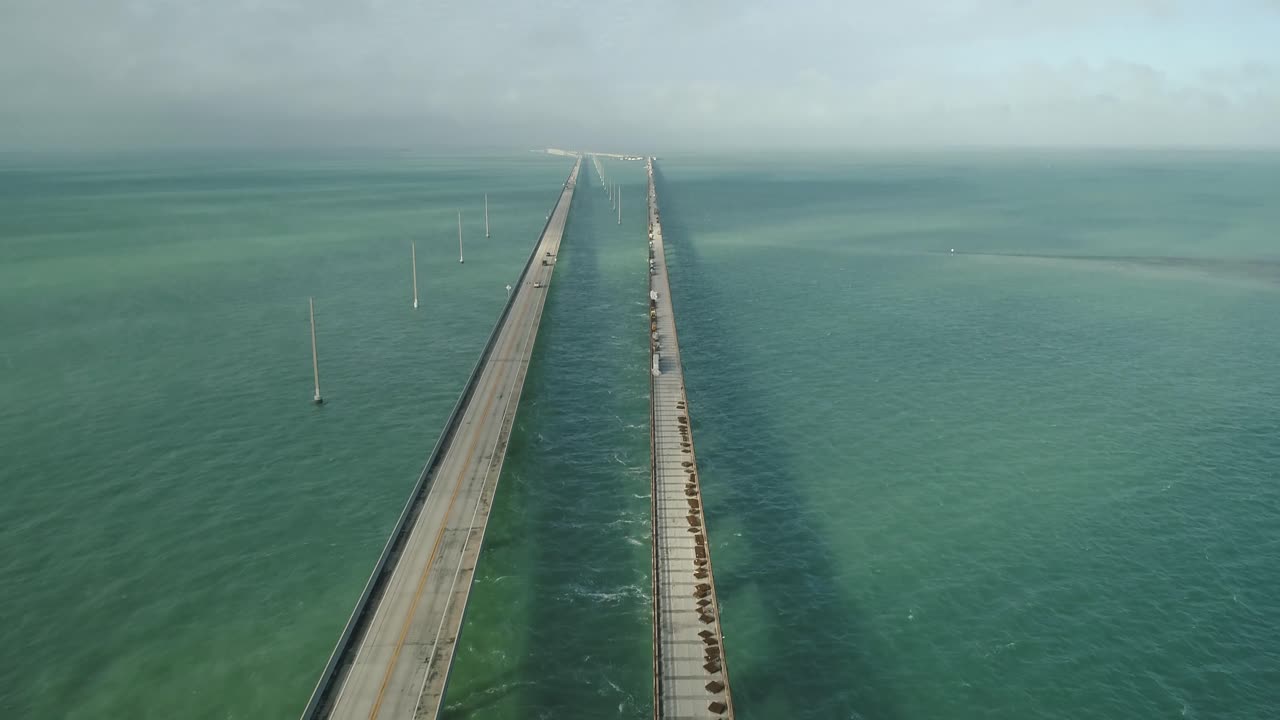 아름다운 청록색 물이 앞으로 팬을 추적하는 아름다운 날 플로리다 키에 있는 7마일 다리의 공중 전망